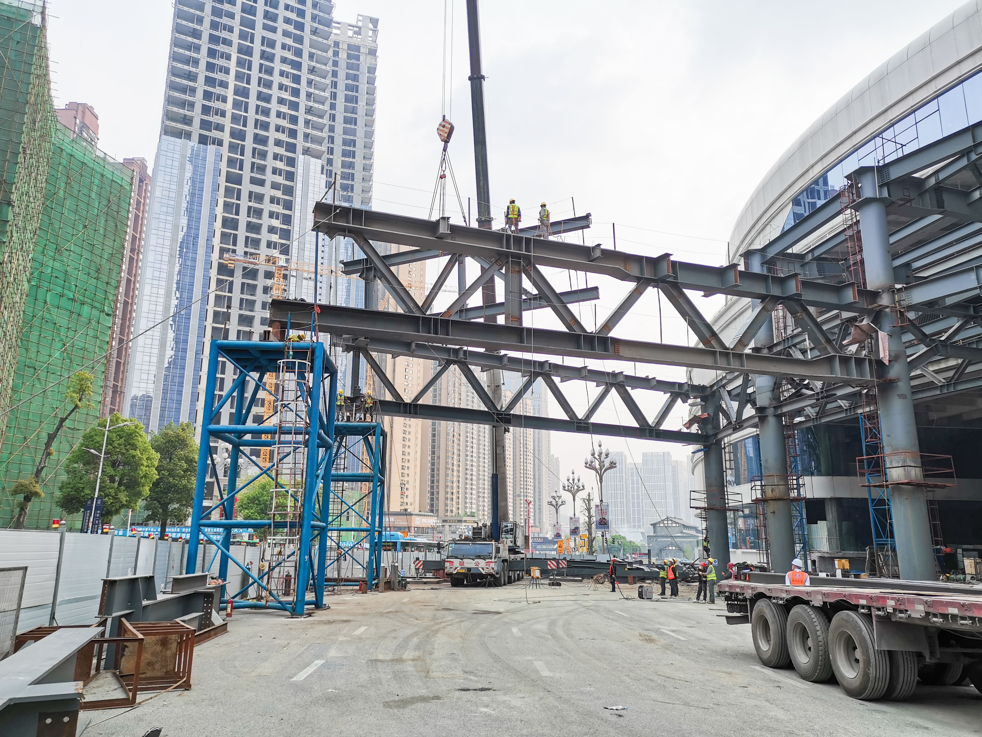 安装公司贵阳花果园D区双子塔项目DN连桥首片跨路钢结构桁架成功吊装.jpg
