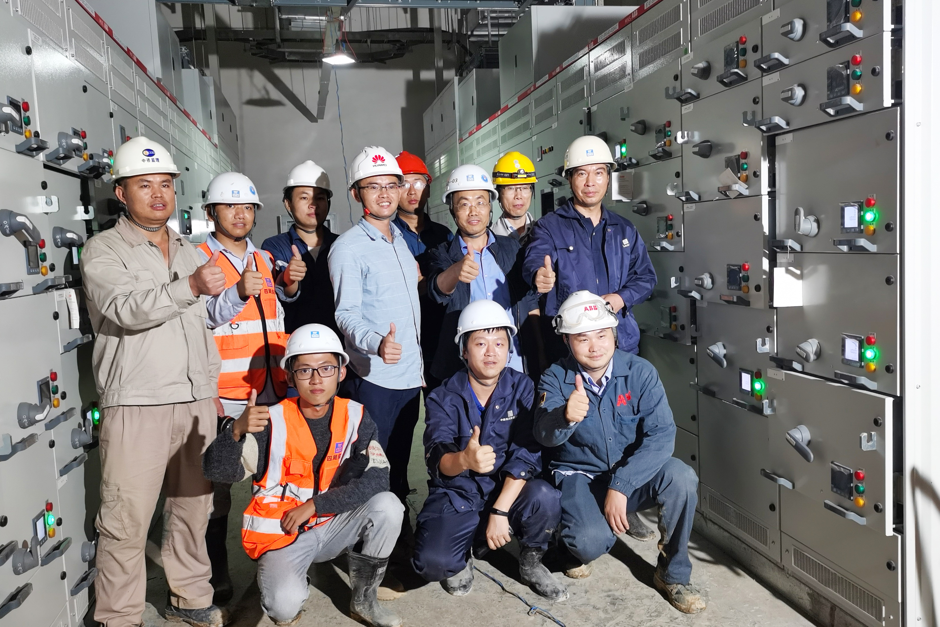 贵安华为云数据中心项目B区正式送电合照.jpg